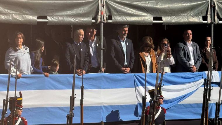 Raúl Rufeil, Ulpiano Suarez y Mario Abed disfrutaron del desfile desde el palco oficial. Raúl Rufeil, Ulpiano Suarez y Mario Abed disfrutaron del desfile desde el palco oficial.