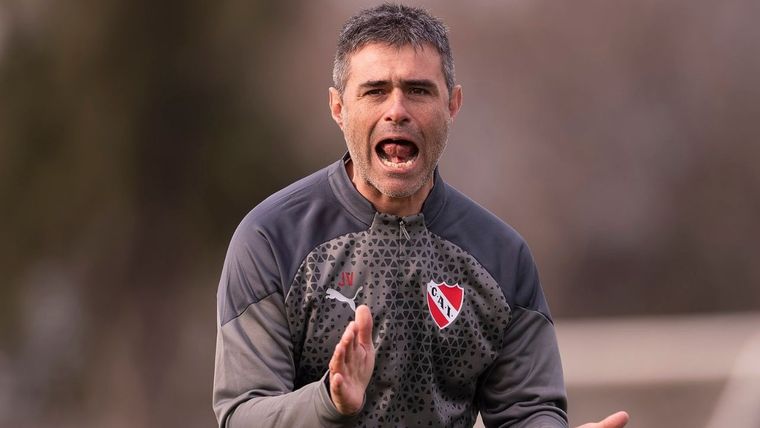 Vaccari debutará esta noche en el banco del Rojo. Foto: @Independiente