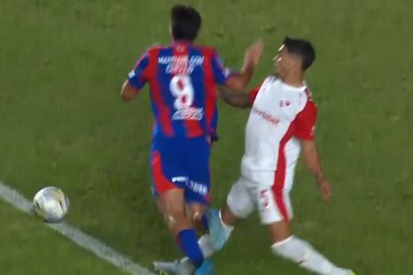 La falta que reclamó todo San Lorenzo en la última jugada ante Independiente. ¿Fue penal? La falta que reclamó todo San Lorenzo en la última jugada ante Independiente. ¿Fue penal?
