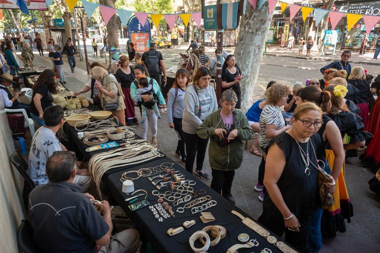 El histórico espacio ubicado en Av. San Martín 1133 presentó una muestra colectiva de artesanas y artesanos folclóricos. El histórico espacio ubicado en Av. San Martín 1133 presentó una muestra colectiva de artesanas y artesanos folclóricos.
