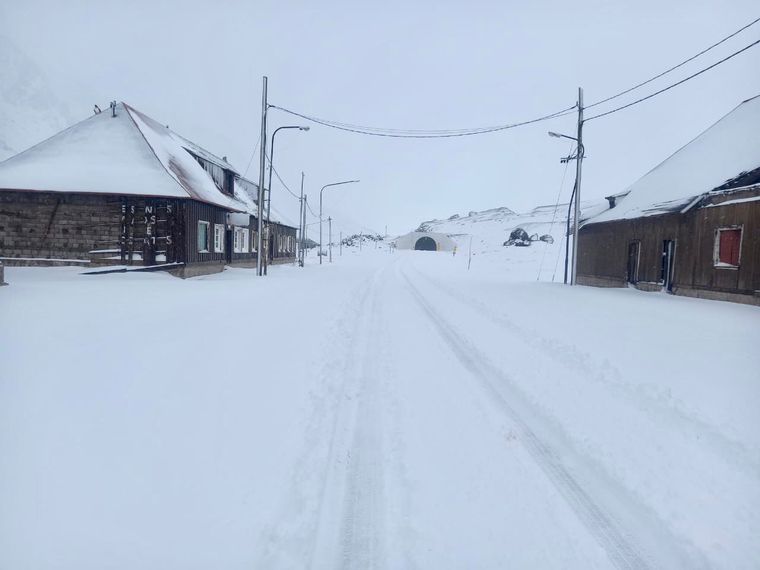 El temporal en la Cordillera lleva varios días y tiñó de blanco todo. Foto: Gendarmería Nacional