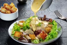 Disfruta de una ensalada César con pollo casera y fresca Foto: Shutterstock