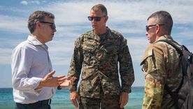 El encargado de negocios de EE.UU. en Caracas, John Barrett, y el jefe del Comando Sur, Francis Donovan, se encontraron en Venezuela para coordinar la respuesta al doble terremoto.