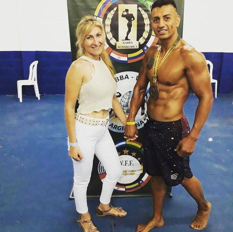 Llanos junto a su víctima