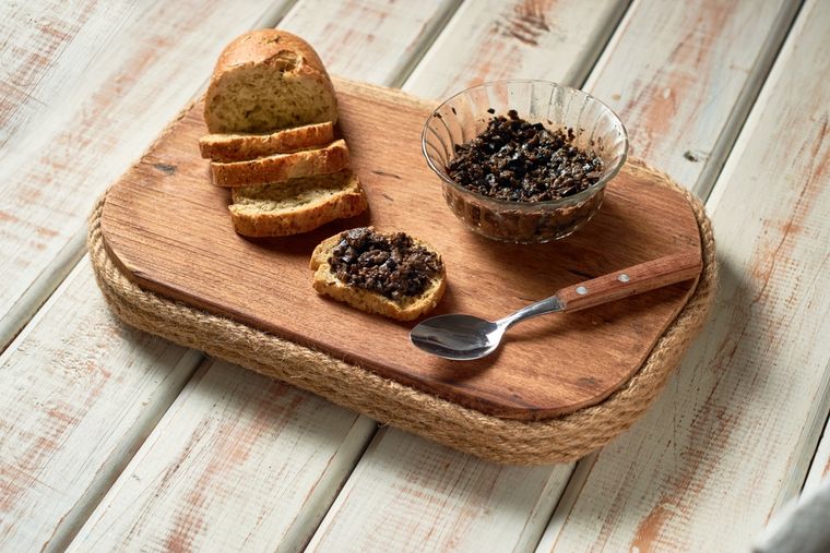 La receta original siempre incluía anchoas, aunque hoy muchos lo prefieren sin ellas. La receta original siempre incluía anchoas, aunque hoy muchos lo prefieren sin ellas.