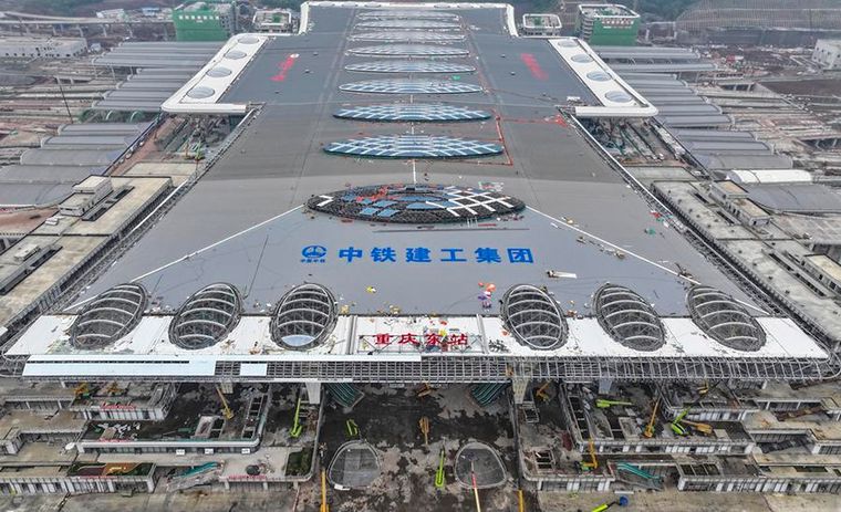 La megaestructura ferroviaria fue construida en Chongqing, una ciudad marcada por su relieve montañoso.