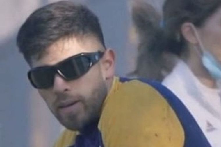 El meme que ya es un clásico en Twitter Boca: Rossi con lentes en un entrenamiento.