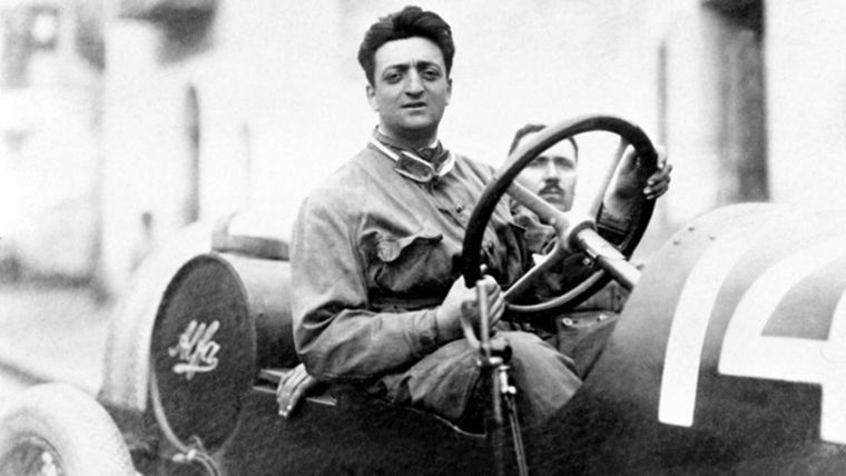 Enzo Ferrari fue un piloto de automovilismo y empresario italiano, fundador de la marca de automóviles que lleva su apellido. Foto: sportslumo.com