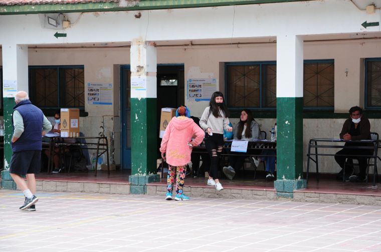 Elecciones escuela padrón voto Mendoza urna