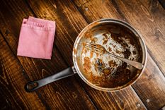 Las 5 mejores sugerencias para evitar que se pegue la comida en el sartén En muchas ocasiones se pega la comida en el fondo de la olla. Foto: SHUTTERSTOCK