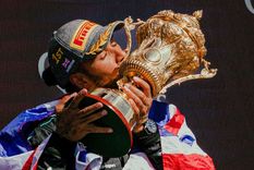 Hamilton besa el trofeo que más veces ganó en la F1. Foto: @LewisHamilton