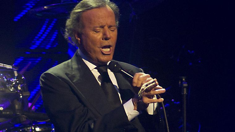 Julio Iglesias enfrenta uno de los momentos más complejos de su carrera debido a denuncias judiciales. Julio Iglesias enfrenta uno de los momentos más complejos de su carrera debido a denuncias judiciales.