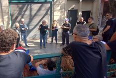 Trabajadores de América TV reunidos en asamblea en las puertas del canal este lunes Foto: X @SATSAIDnacional