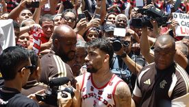 Lucas Paquetá llegó a Río de Janeiro y fue recibido por una multitud de hinchas de Flamengo. Lucas Paquetá llegó a Río de Janeiro y fue recibido por una multitud de hinchas de Flamengo.
