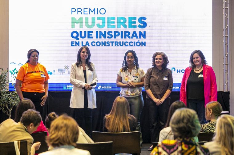 Las mujeres cada vez tienen mayor visibilidad en la industria de la construcción, aunque todavía son solo el 1% de la industria. Foto: Holcim Argentina