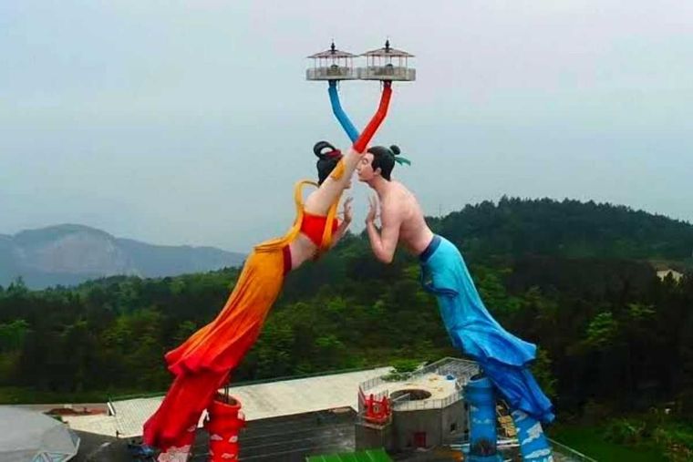 A 55 metros de altura se encuentra la atracción mecánica más grande del mundo, reflejando un  homenaje al amor. ¿Vos te subirías? Foto: Foto: captura video twitter @genteconvos