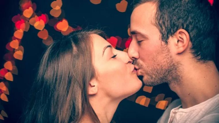 Los antropólogos evolutivos creen que el beso en los labios evolucionó para evaluar la idoneidad de una pareja potencial, a través de señales químicas comunicadas por la saliva o el aliento. Foto: GETTY IMAGES