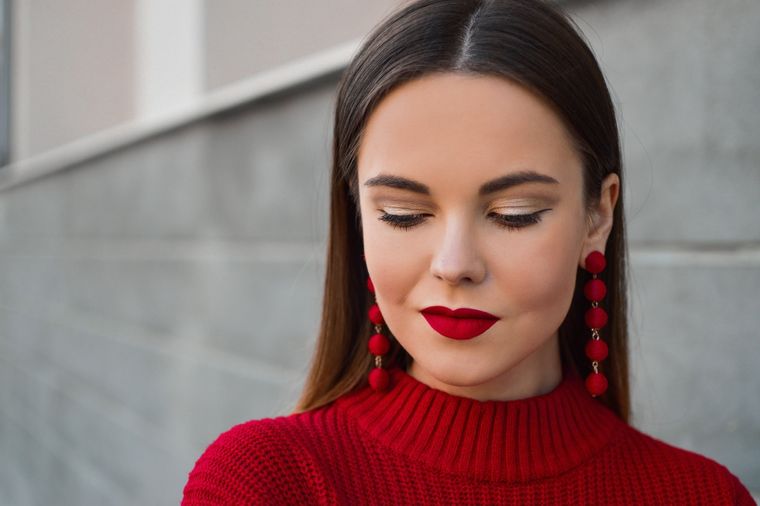 A la hora de maquillarse a Aries le gusta pintarse los labios de rojo, un detalle  que le permitirá destacarse entre el resto. Foto: Unsplash