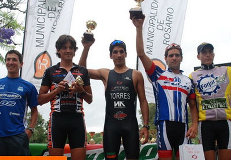 Cocha, Del Podio,Torres, Farias y Telechea en el podio de caballeros. Foto: triamax.com