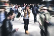 Desde hace mucho tiempo, en diversos ámbitos, se vienen señalando los inconvenientes, las enfermedades y la falta de compasión que genera el uso abusivo de la tecnología. Foto: Shutterstock