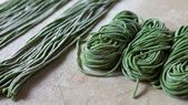 Probá esta receta de masa casera de fideos de espinaca y sorprendé con un plato distinto. Probá esta receta de masa casera de fideos de espinaca y sorprendé con un plato distinto.