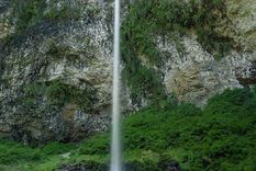 El sendero desde Pampa Linda hacia el Saltillo de las Nalcas esconde una cascada de cuento. Foto: ig @fedeimbriano