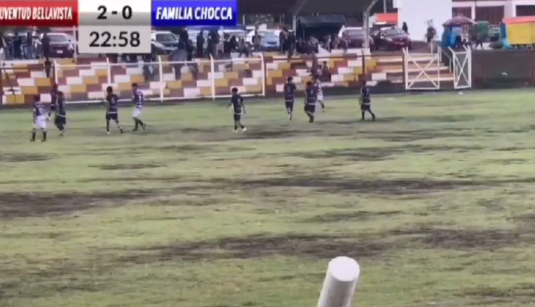 El partido se jugó a pesar de las condiciones climáticas y los rayos. Foto: Captura de video