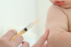 La vacuna contra la poliomielitis se aplica a los 2, 4 y 6 meses. Foto: shutterstock