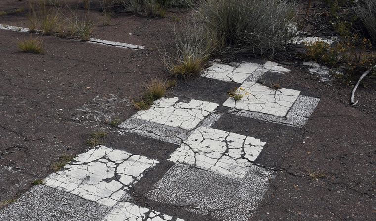 La línea de largada de la vieja pista aún conserva algo de la velocidad que recorrió ese asfalto durante años. La línea de largada de la vieja pista aún conserva algo de la velocidad que recorrió ese asfalto durante años.