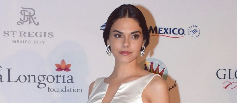 La actriz Livia Brito, tiene una de las siluetas más admiradas del ambiente y la realza con jeans que le sientan como guante a la mano. Foto: laopinion.com