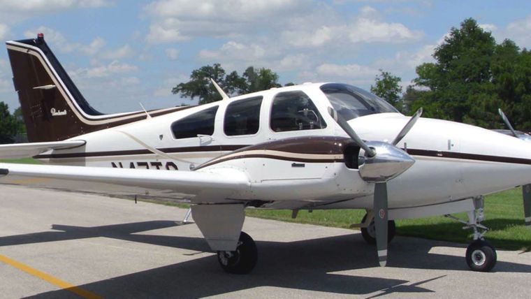 Un modelo de Beechcraft Baron 95-B55, el avión que se estrelló en California.