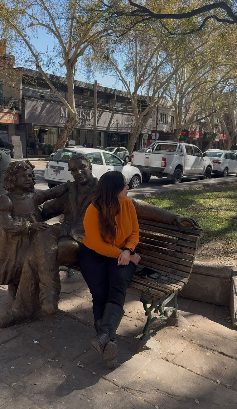 Merceditas junto a su padre en Corrientes y San Martín. Algunas cuadras hacia el este por calle Corrientes se llega a lo que fue la casa de San Martín y su familia. Actualmente funciona como museo. Merceditas junto a su padre en Corrientes y San Martín. Algunas cuadras hacia el este por calle Corrientes se llega a lo que fue la casa de San Martín y su familia. Actualmente funciona como museo.