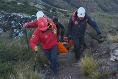 La mujer fue rescatada por efectivos de la Patrulla de Rescate, quienes la auxiliaron y garantizaron su traslado seguro tras la caída.