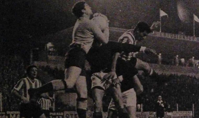 Una intervención del arquero Juan Silverio Filizzola ante un ataque de Estudiantes en el partido de 1968. Una intervención del arquero Juan Silverio Filizzola ante un ataque de Estudiantes en el partido de 1968.