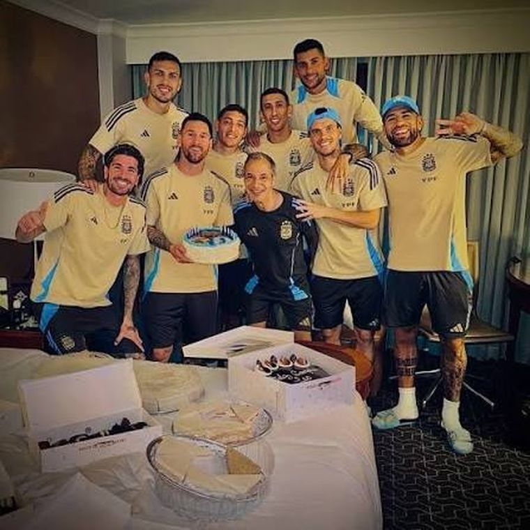 Lionel Messi vivió numerosos cumpleaños dentro de concentraciones albicelestes. Lionel Messi vivió numerosos cumpleaños dentro de concentraciones albicelestes.