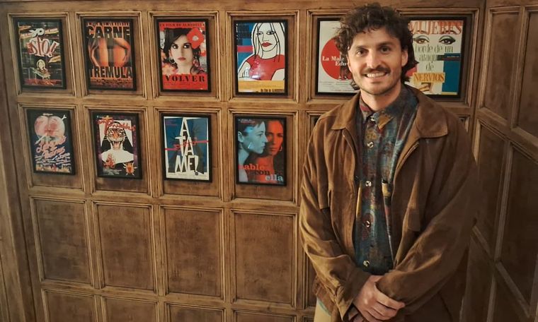 El héroe de esta historia abrigado en el ya casi invierno catalán. Viene de recibir el Premio Diana Zaforteza, o cómo conseguir 20 mil euros de premio en su primera novela. El héroe de esta historia abrigado en el ya casi invierno catalán. Viene de recibir el Premio Diana Zaforteza, o cómo conseguir 20 mil euros de premio en su primera novela.