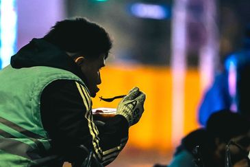 Ante el frente frío que se avecina, lanzan colectas urgentes para asistir a personas en situación de calle.