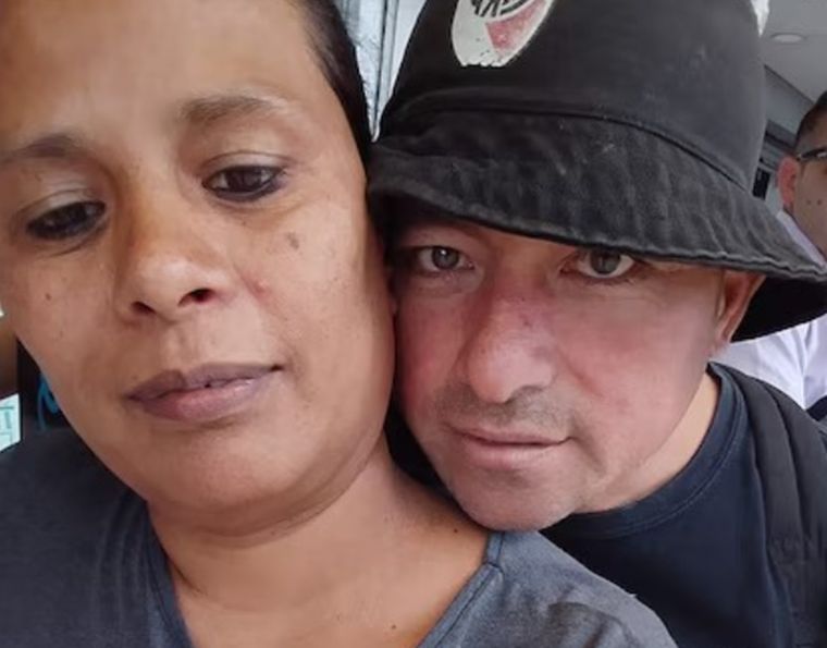 La mujer viajaba con su hija en el colectivo.   Foto: X