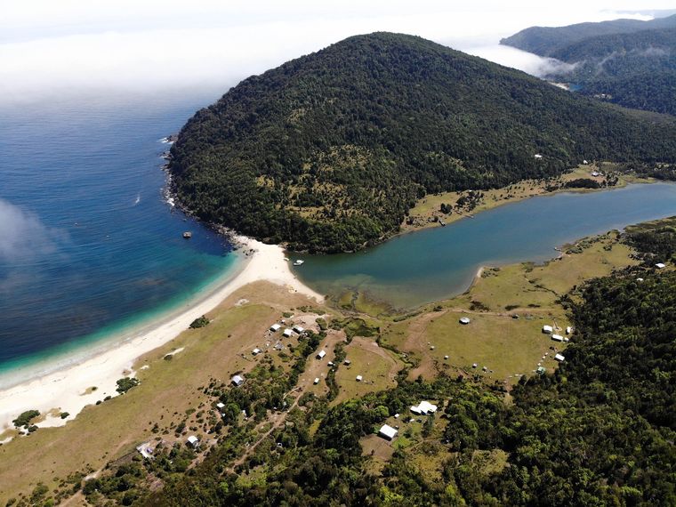 El pueblo de Caleta Cóndor se abre entre el bosque valdiviano y una playa extensa frente al Pacífico. El pueblo de Caleta Cóndor se abre entre el bosque valdiviano y una playa extensa frente al Pacífico.
