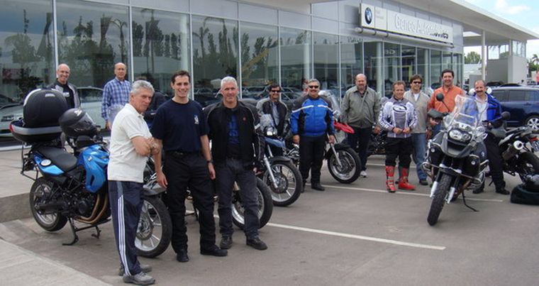 Los pilotos mendocinos de las motos Motorrad BMW antes de partir rumbo a la montaña. Foto: Gentileza