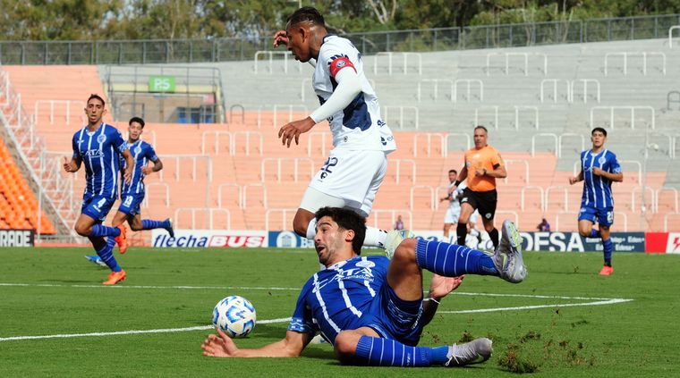 Sebastián Villa hace pasar de largo la marca de Vicente Poggi. Foto: ALF PONCE MERCADO / MDZ