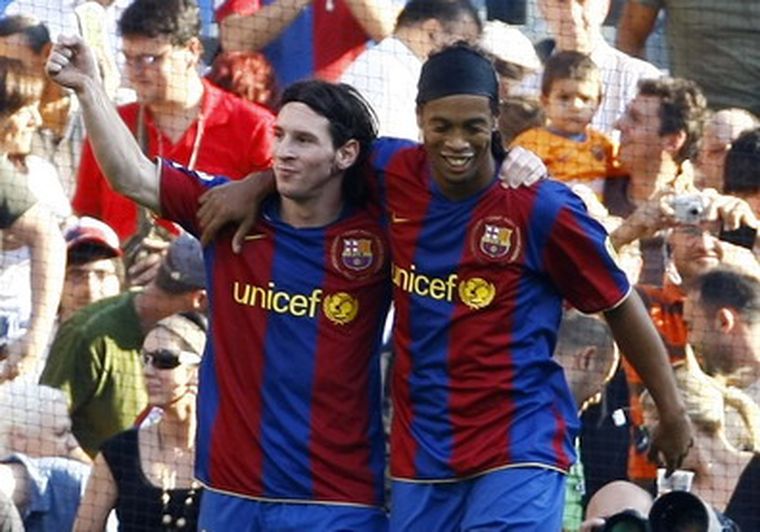 Messi abraza a Ronaldinho. La Pulga está entre los mejores del mundo. Foto: NA