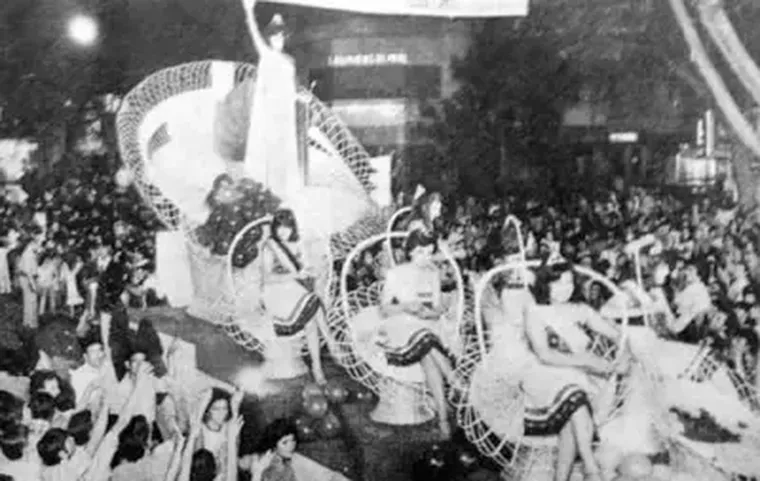 Un espectáculo masivo en tiempos de control político. Un espectáculo masivo en tiempos de control político.