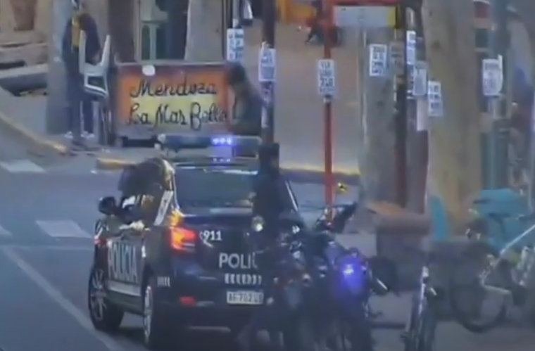 El procedimiento en el cruce de avenida Godoy Cruz y calle 9 de Julio. Foto: Captura de video.