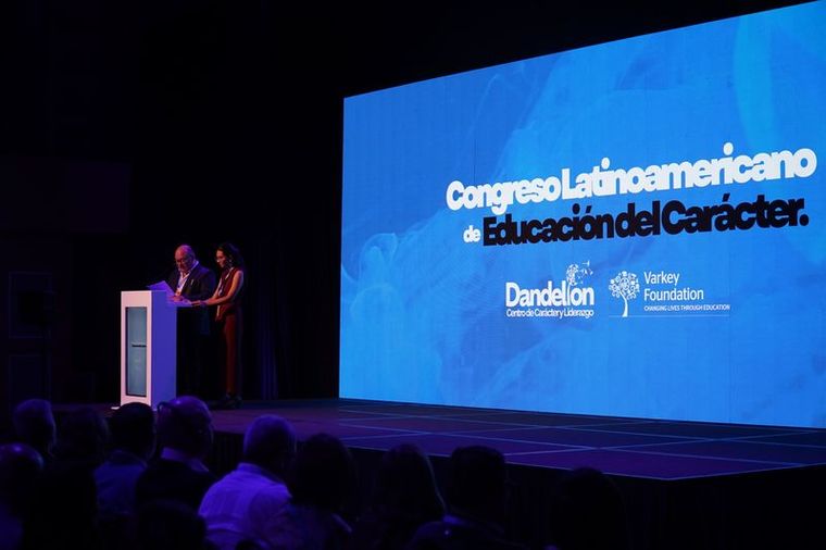 ¿Para qué educamos? La respuesta, lejos de presentarse como una abstracción, determina la tarea diaria de millones de escuelas. ¿Para qué educamos? La respuesta, lejos de presentarse como una abstracción, determina la tarea diaria de millones de escuelas.