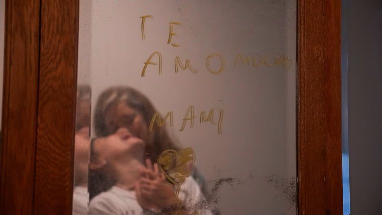 Lo que comenzó como un vínculo escolar en 2023, en el aula de una escuela de Bahía Blanca, terminó convirtiéndose en una historia de adopción que cambió dos vidas.