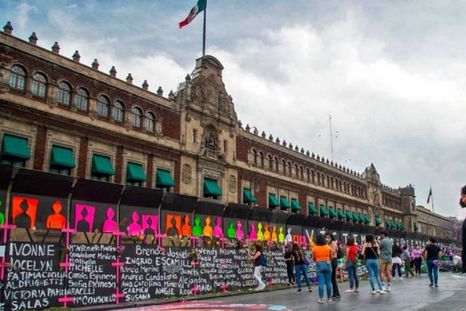 Grupos de mujeres intervinieron la valla que instaló el gobierno. Foto: GETTY IMAGES