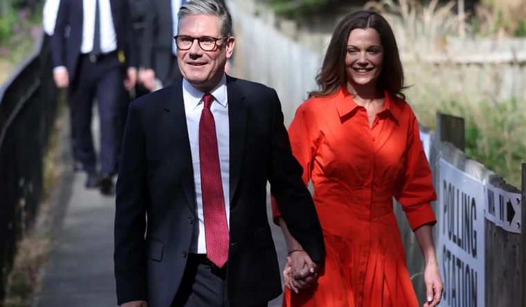 El líder del Partido Laborista, y triunfador Sir Keir Starmer y su esposa Victoria Starmer, cuando llegó a votar. Foto: EFE