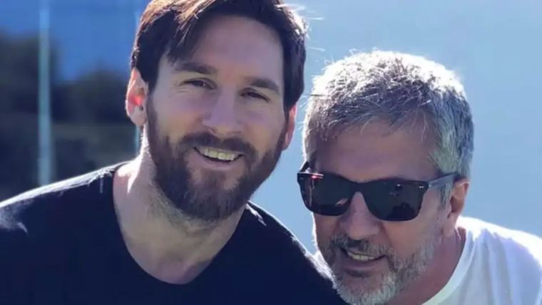 Lionel Messi junto a su padre, Jorge, quien fue una figura clave en su vida y carrera. Lionel Messi junto a su padre, Jorge, quien fue una figura clave en su vida y carrera.
