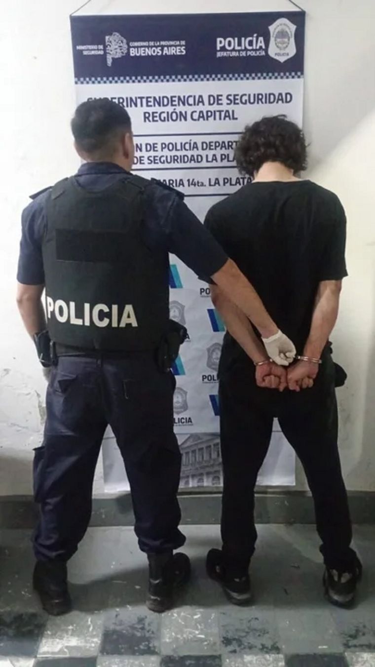 El asesino fue detenido de inmediato y trasladado a una comisaría de Melchor Romero Foto: NA